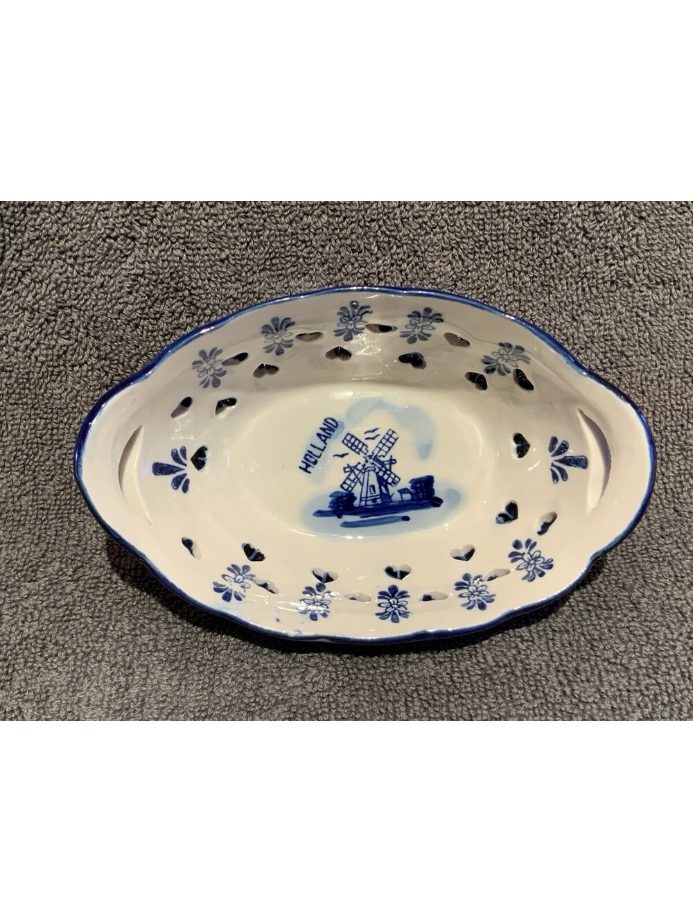 Vintage Hand Painted Delft Blue Oval 5”L x 3.25”W x 1 7/8”H Trinket Dish